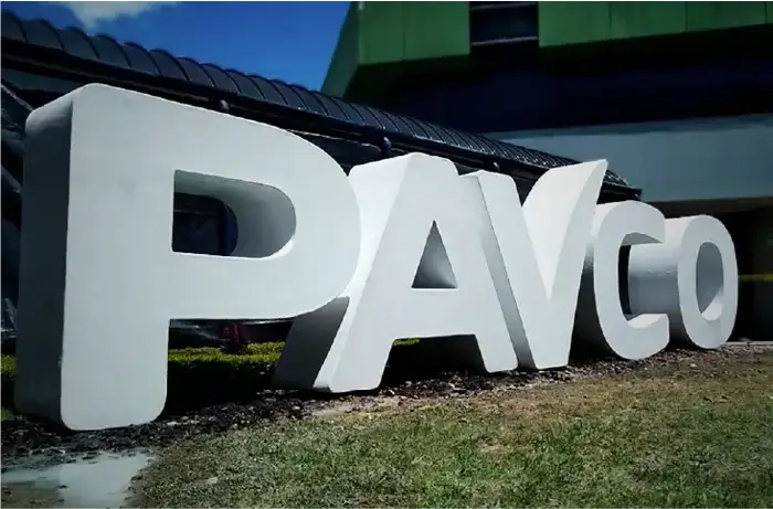 Letras corpóreas gigantes de PAVCO instaladas en exterior