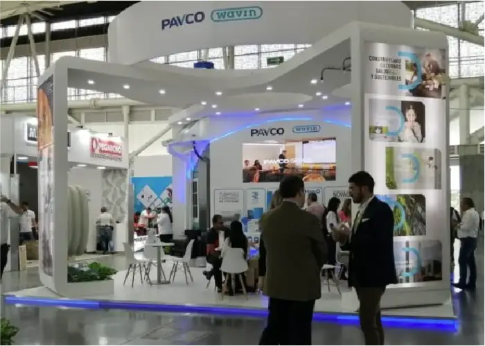 Stand de PAVCO Wavin instalado en feria, con visitantes